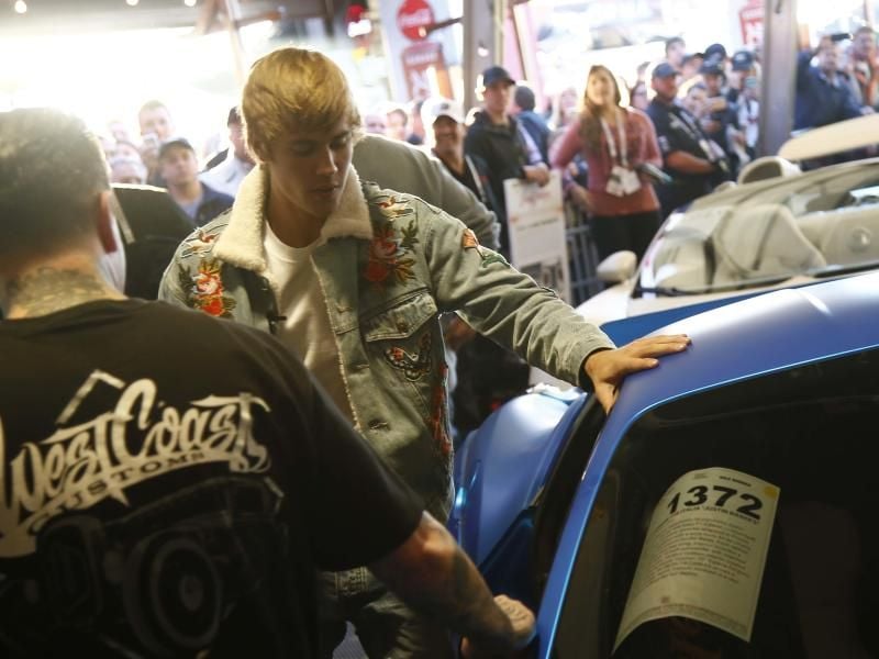Justin Bieber verabschiedet sich von seinem Ferrari. Foto: Patrick Breen/The Arizona Republic