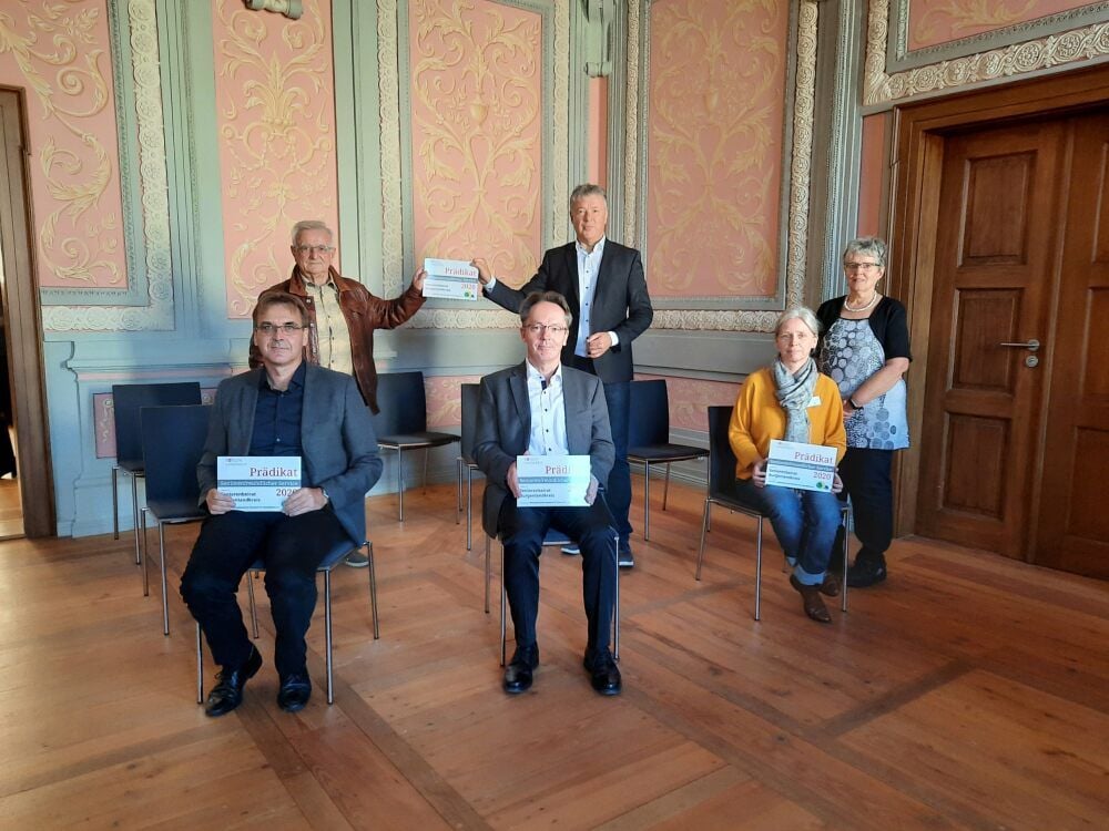Herbert Dathe vom Weißenfelser Seniorenbeirat und Oberbürgermeister Robby Risch (r., beide hinten) überreichten Curt Wenzel, Thomas Gilow vom Avendi-Seniorenheim sowie Ute Art-Teige und Veronika Linsmeier (Caritas-Altenpflegeheim St. Franziskus) die Auszeichnungen.