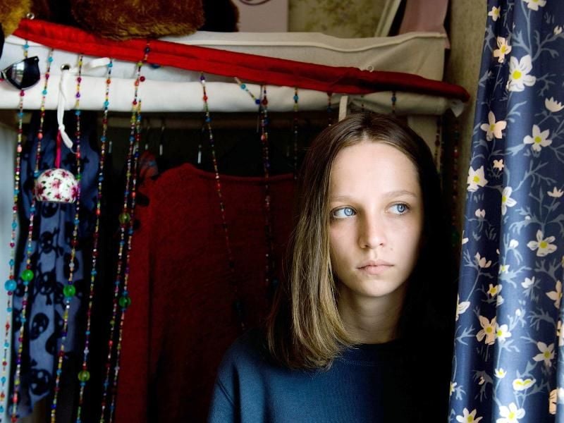 Kurz vor Prozessbeginn muss sich Holly (Molly Windsor) erneut ihrer schmerzhaften Vergangenheit stellen. Foto: Sophie Mutevelian/ARTE France/BBC