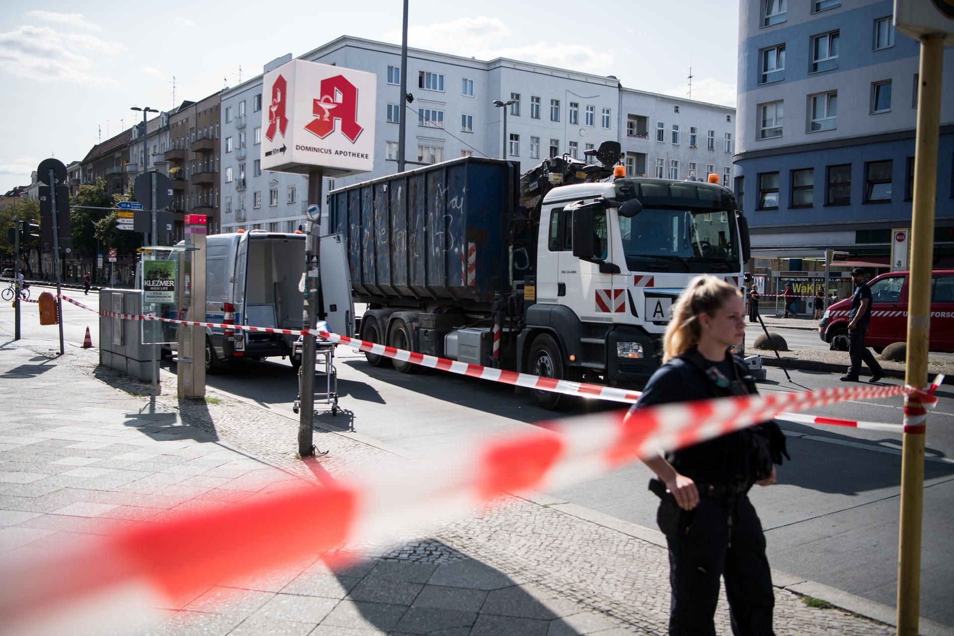 Polizeibeamte sperren nach einem Unfall eine Kreuzung in Schöneberg. Bei dem Verkehrsunfall ist eine Fußgängerin getötet worden.