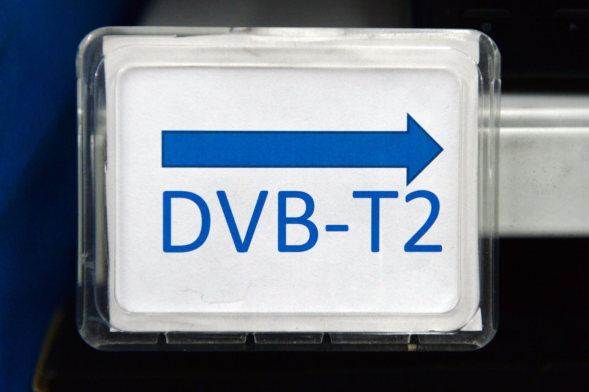 Ein Schild zeigt in einem Elektronikmarkt in Berlin auf das Regal mit DVB-T2 Empfängern.