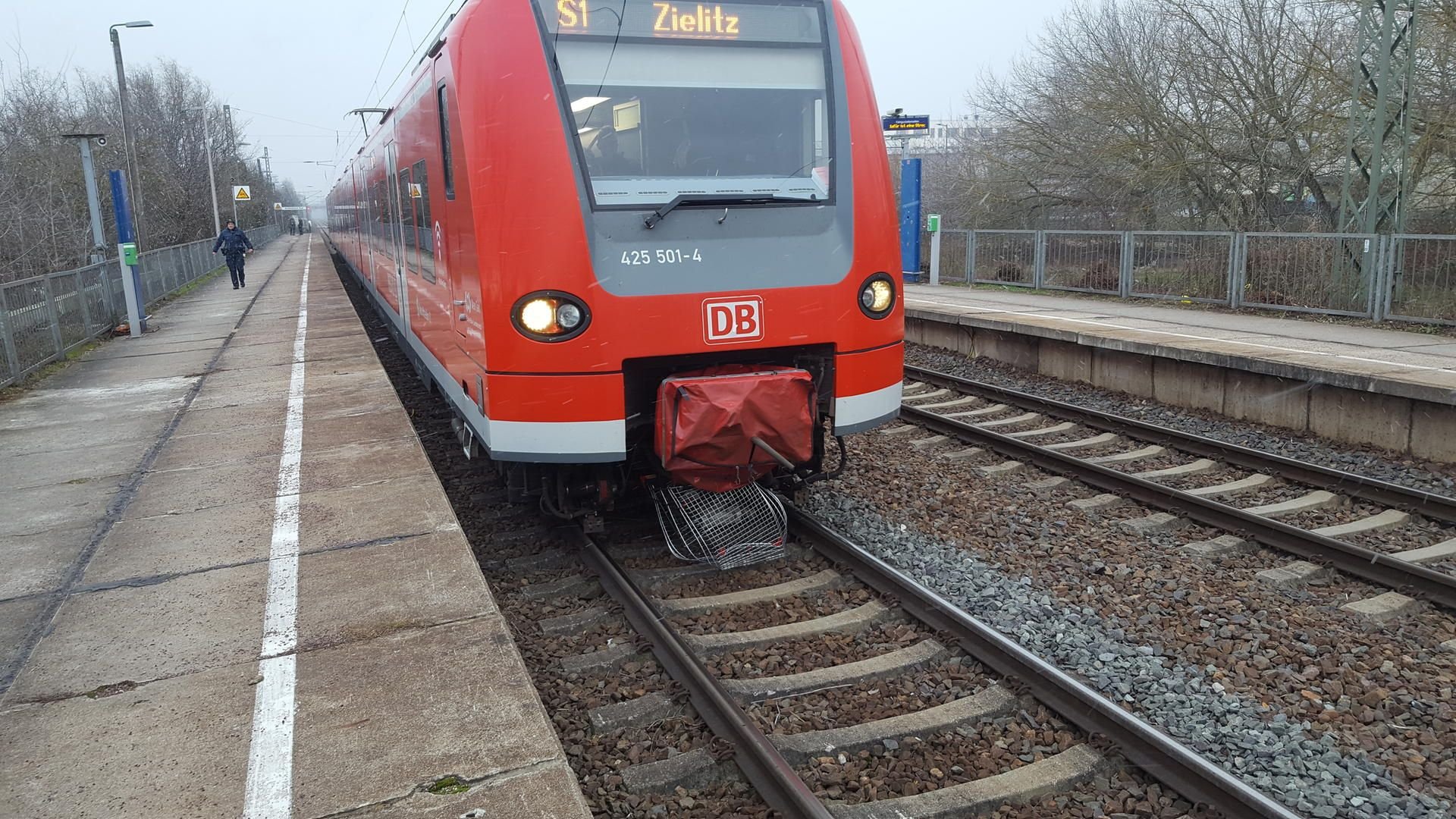 Die S-Bahn war trotz Gefahrenbremsung auf den Einkaufswagen aufgefahren.