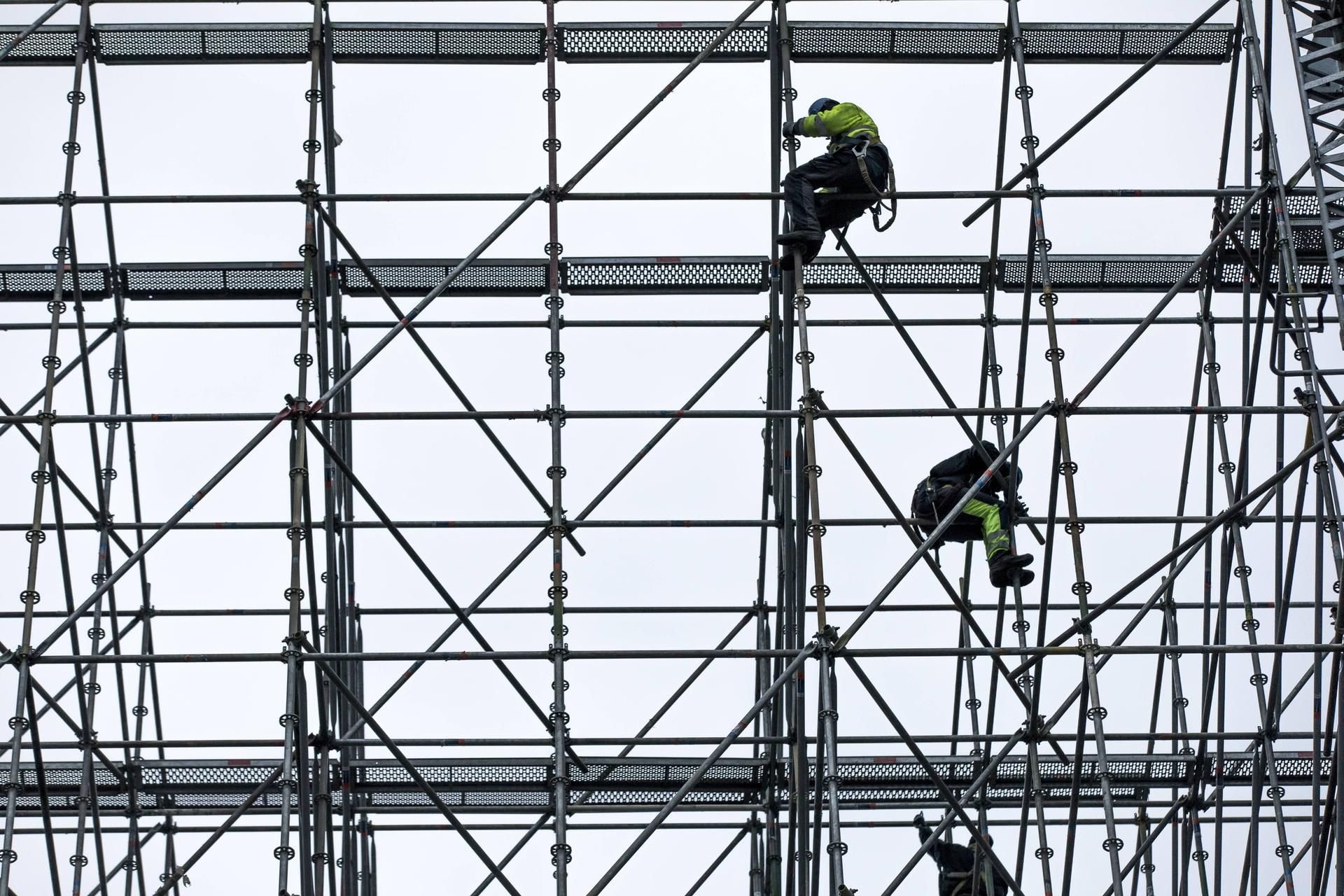 Gerüstbauer bei der Arbeit, A