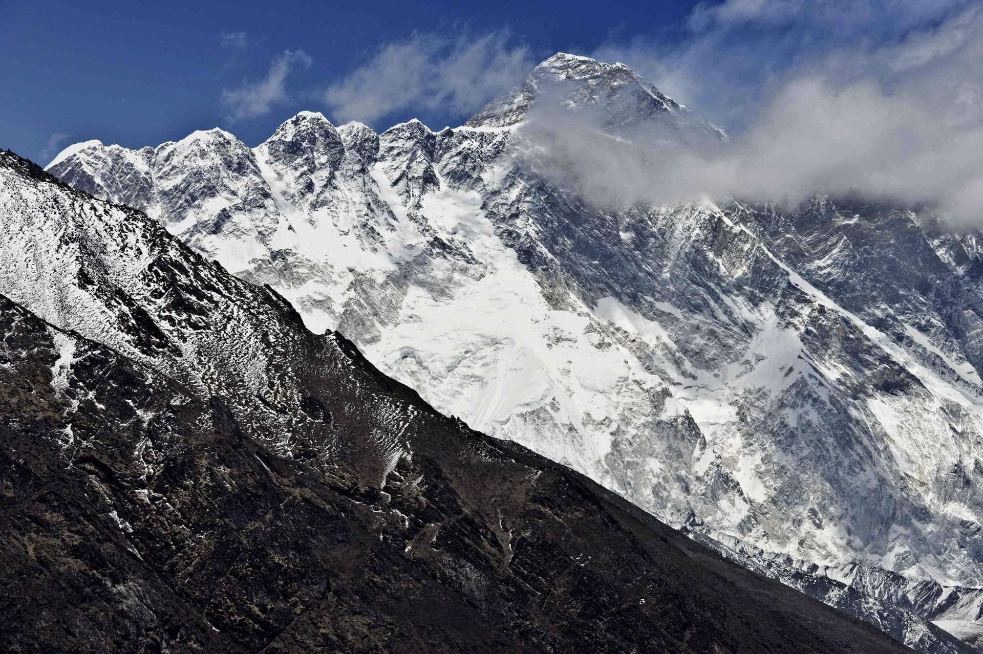 Der Mount Everest ist der höchste Berg der Erde.