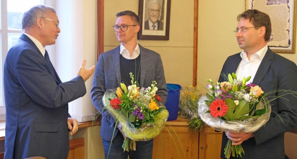 Bürgermeister Rolf Sonnberger (links) gratuliert seinem gewählten Nachfolger Matthias Egert. Rechts der in der Stichwahl unterlegene Kandidat Matthias Schlegel.