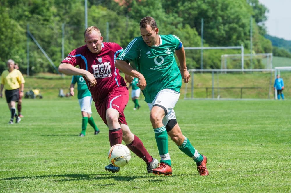 Im Wethautal-Derby der Kreisklasse versucht Marcus Schulze (r./Germania Schönburg-Possenhain) an Ronny Schwarm, der für Mertendorf/Molau II spielt, vorbeizuziehen.