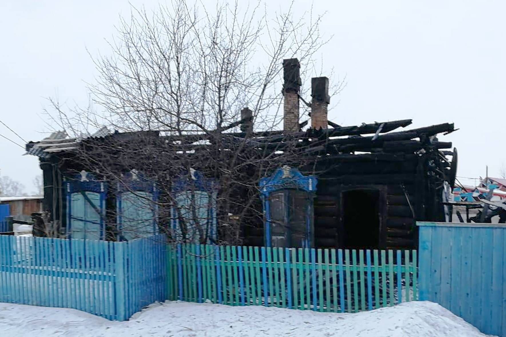 Das abgebrannte Holzhaus in Mariinsk