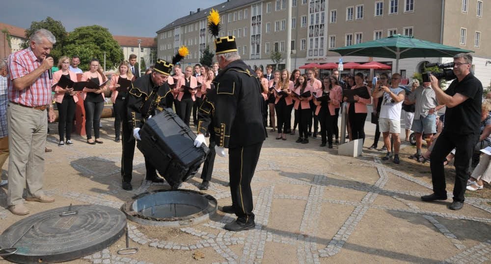 Bergleute hoben auch pünktlich um 15 Uhr, als der Schatten der Sonnenuhr auf den Deckel fiel, die Bergmannslade.