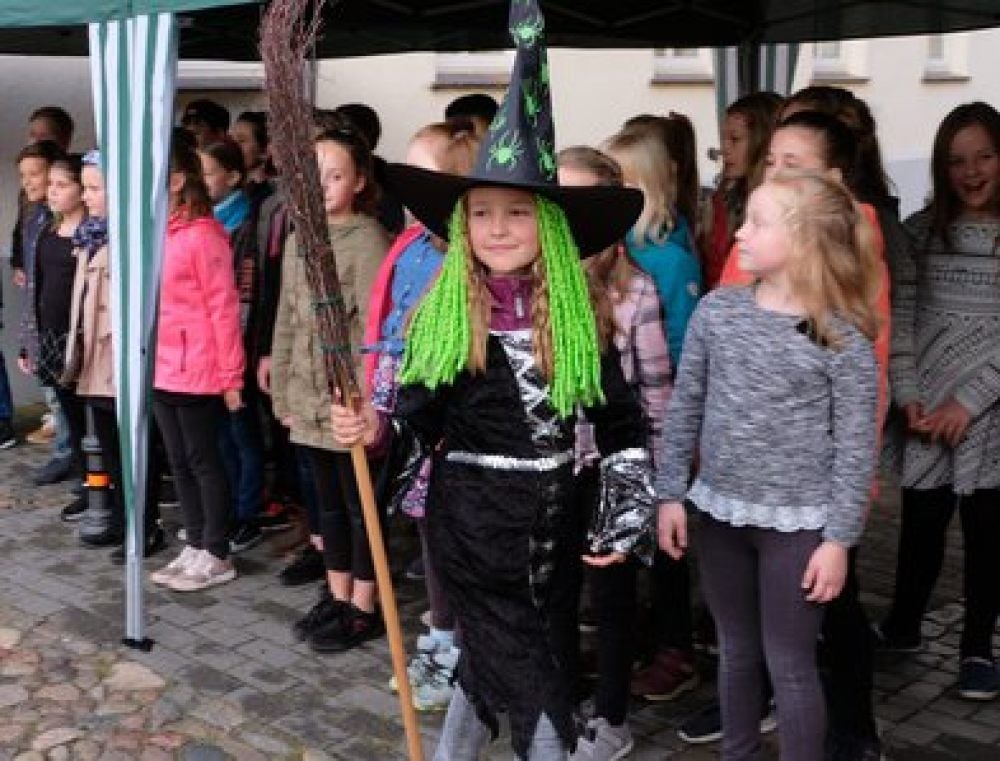 Die Schule „Max Lingner“ hat Hexe „Wilma“ mitgebracht