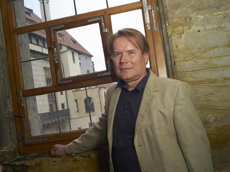 Petr Kroupa steht an der Stelle, an der am 23. Mai 1618 ein folgenschwerer Fenstersturz geschah. Foto: Michael Heitmann