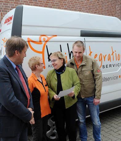 Staatssekretärin Beata Bröcker (2.v.r.) mit Wäscherei-Mitarbeiterin Rosel Dahle sowie Kolping-Geschäftsführer Markus Feußner (l.) und Mitarbeiter Jens Maciej.
