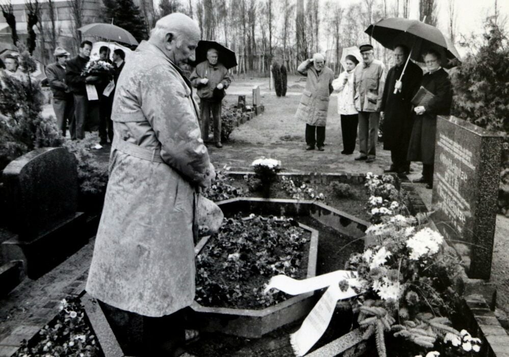 Zum 125. Geburtstag vom Ortschronisten Otto Heintze, am 8. April 1998, wurden seine Verdienste gewürdigt. Dazu gab es eine Erinnerungsveranstaltung auf dem Annaburger Stadtfriedhof.