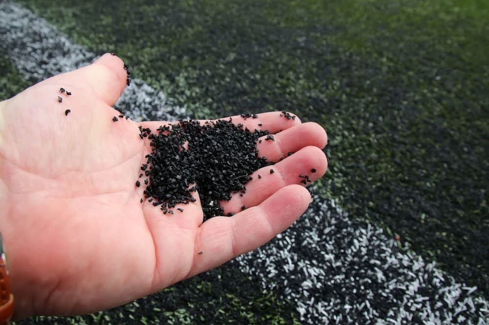 Das Granulat gelangt als Mikroplastik in die Umwelt.