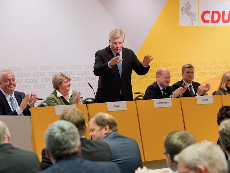 Der Vorsitzende der CDU in Niedersachsen, Bernd Althusmann, bedankt sich beim Parteitag der CDU Niedersachsen nach seiner Rede über den Applaus der Parteibasis. Foto: Julian Stratenschulte