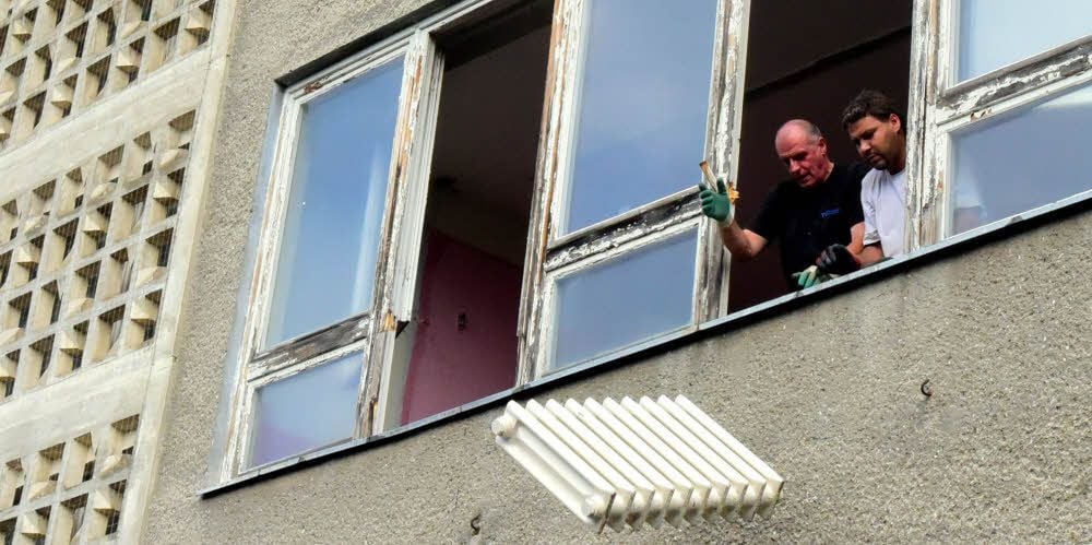 Mitarbeiter der Firma Gebäudeservice aus Zeitz entkernen in diesen Tagen das ehemalige Schulgebäude in Weißenfels-West
