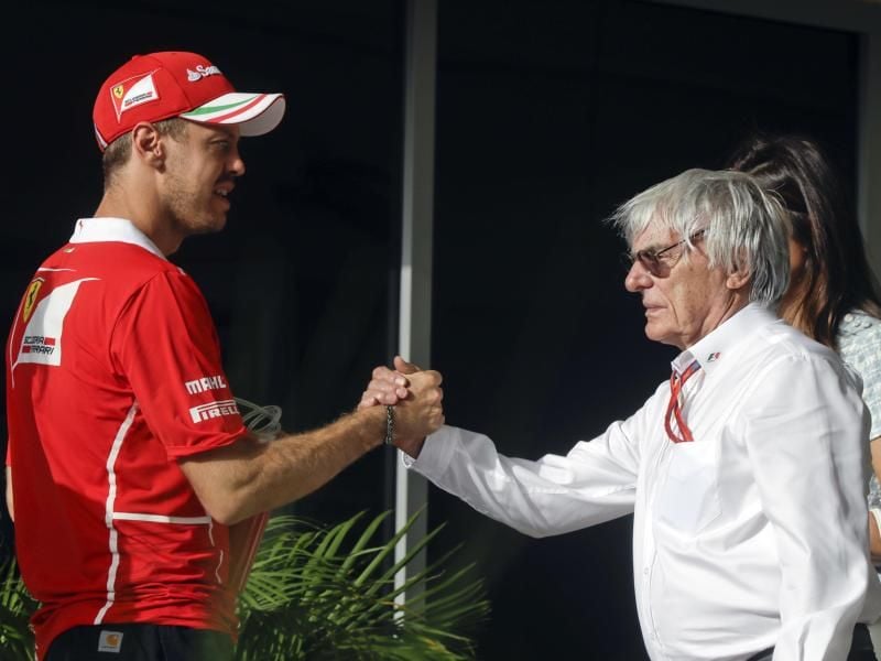 Ex-Formel-1-Chef Bernie Ecclestone (r) glaubt noch Ferrari-Fahrer Sebastian Vettel. Foto: Luca Bruno/AP