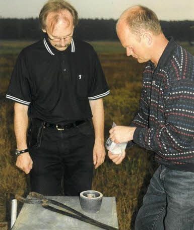 Matthias Schollmeyer (r.) und Reiner Haseloff am 11. August 1999 in Bülzig