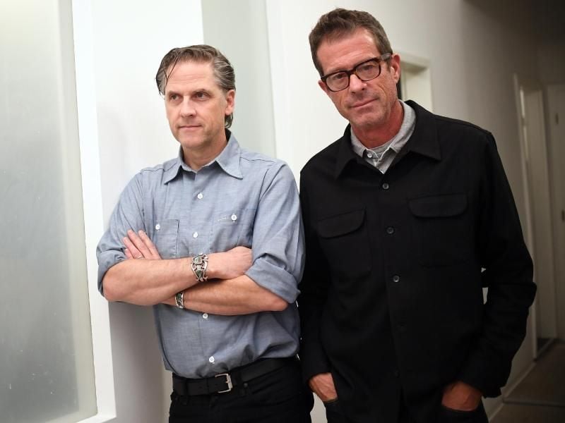 Zwischen Schock und Hoffnung: Joey Burns (r) und John Convertino in Berlin. Foto: Britta Pedersen