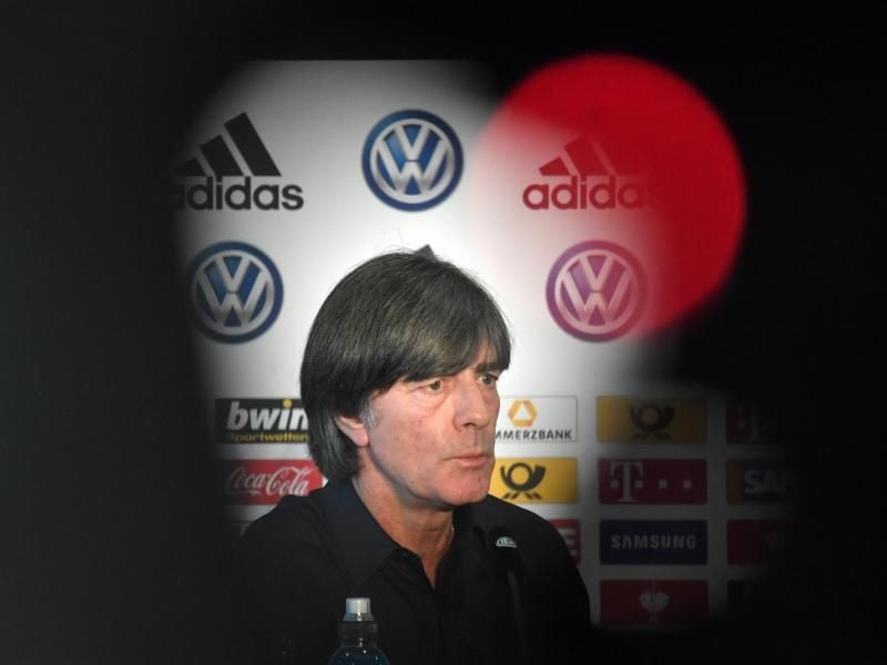 Neu ist das VW-Logo auf der Sponsorenwand hinter Bundestrainer Joachim Löw. Foto: Boris Roessler
