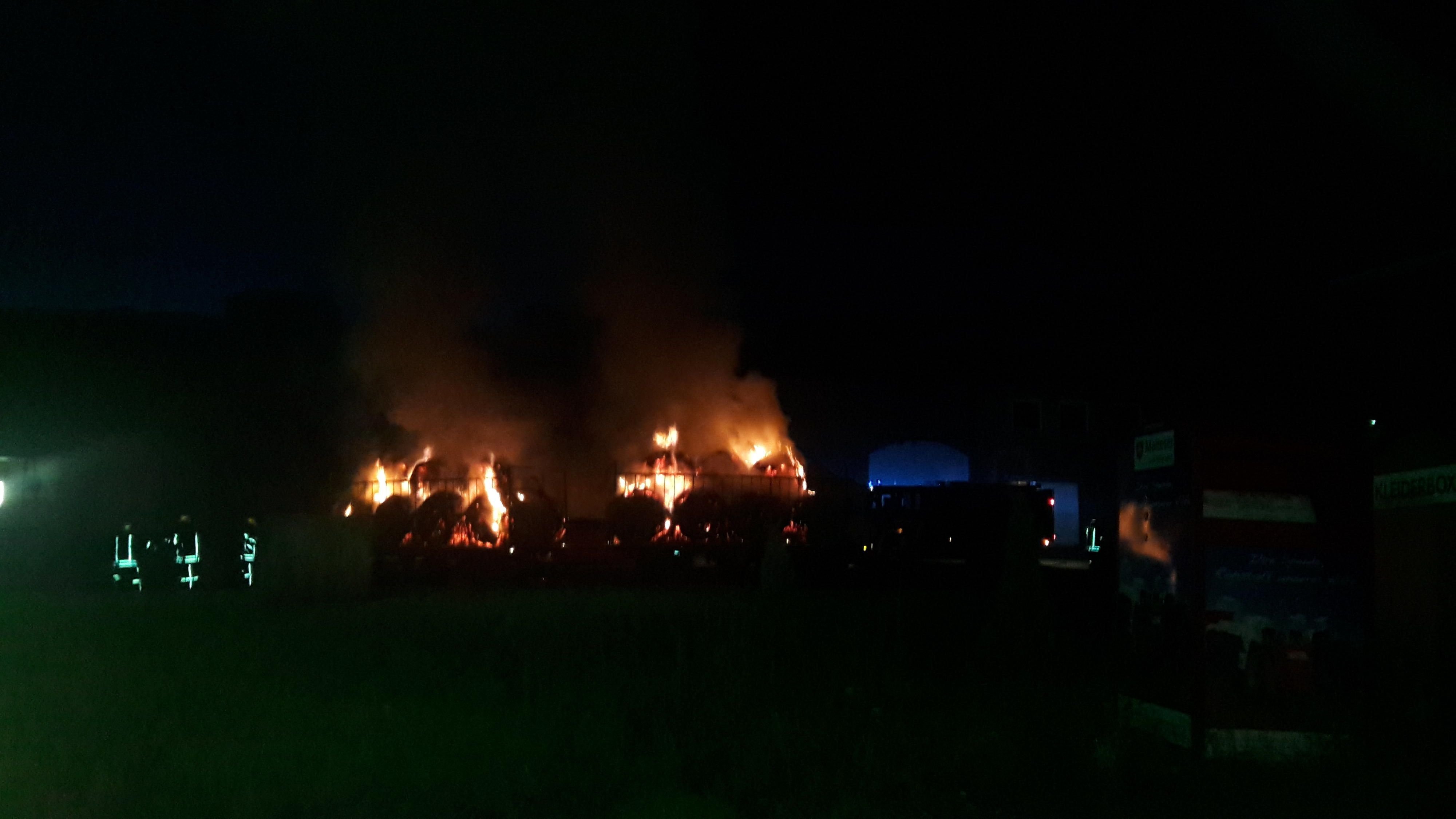 Diese Heuballen, die auf zwei Gitteranhängern gelagert waren, gingen in Flammen auf.