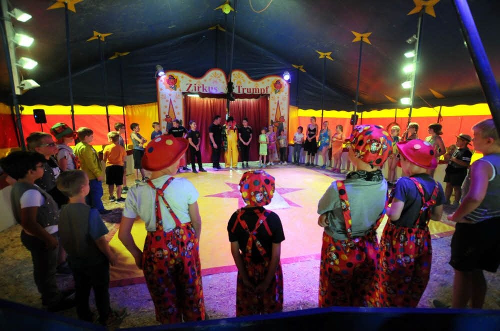 Alle Akteure der ersten von zwei Vorstellungen versammeln sich in der Manege. Spannende Ferientage im Zirkus liegen hinter ihnen.