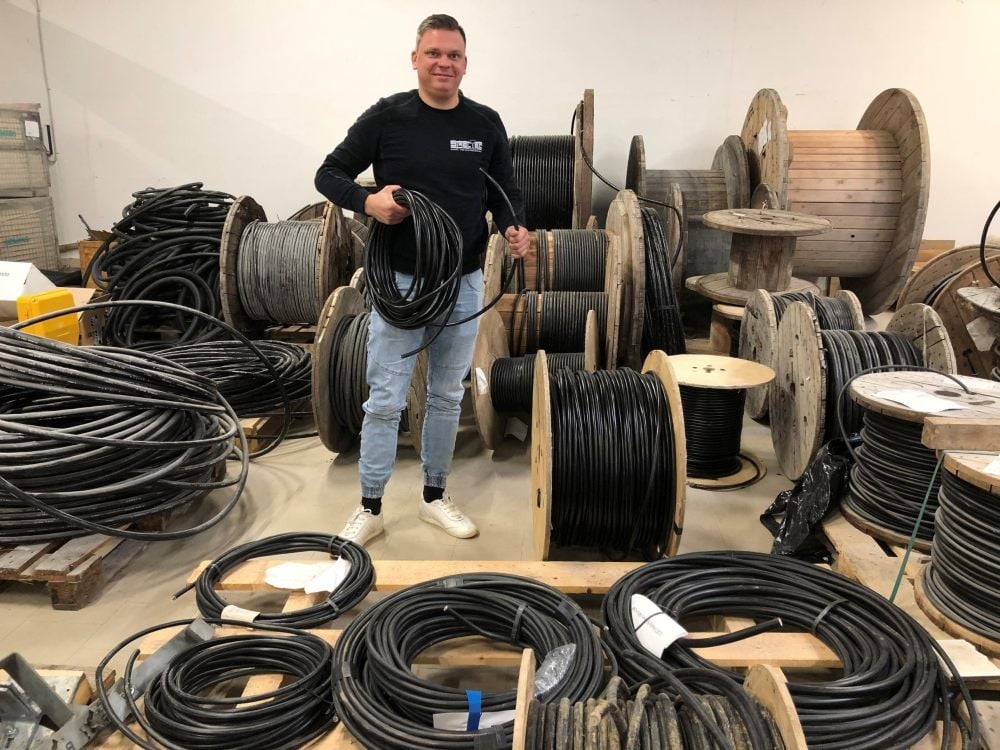 Bei der Müchelner Firma Sigeltec GmbH dreht sich alles um Kabel, wie Geschäftsführer Karl Zwarg hier zeigt.
