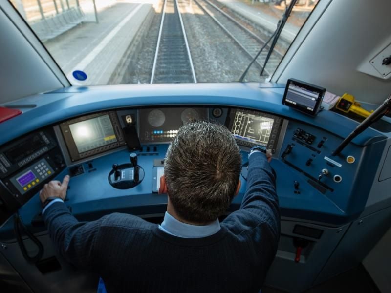 Ein Lokführer im Führerstand eines Diesel-Triebwagens der Deutschen Bahn. Foto: Daniel Karmann/dpa