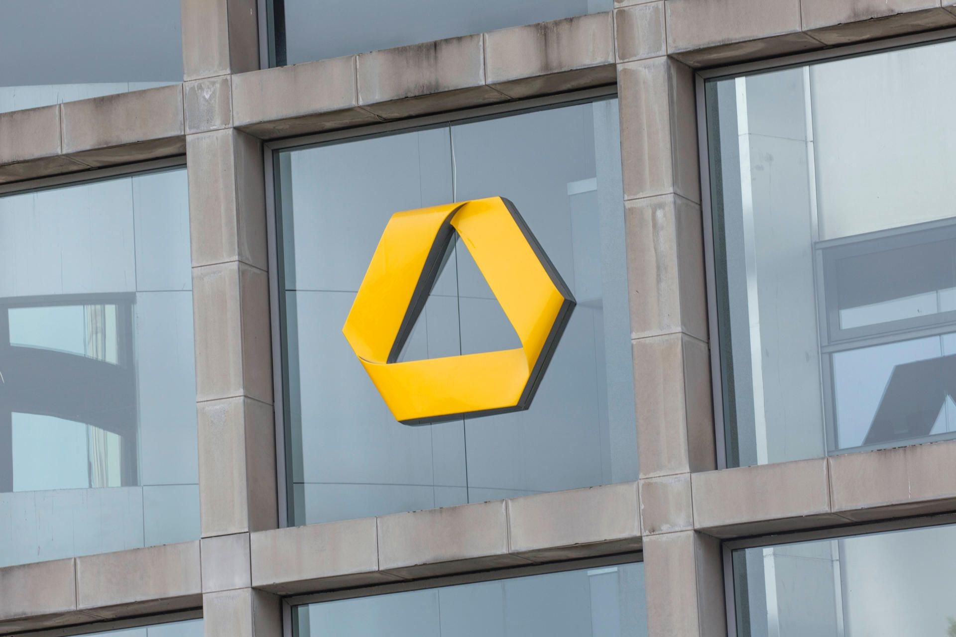 Das Logo der Commerzbank an einer Hausfassade