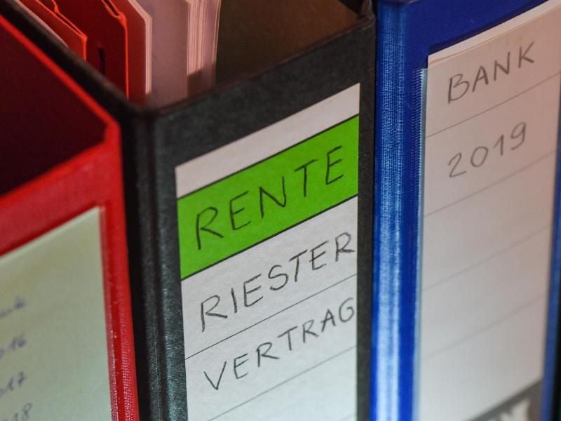 Verbraucherschützer haben die Praxis mancher Versicherer kritisiert, Riester-Sparer in bestimmten Fällen doppelt zur Kasse zu bitten. Foto: Patrick Pleul