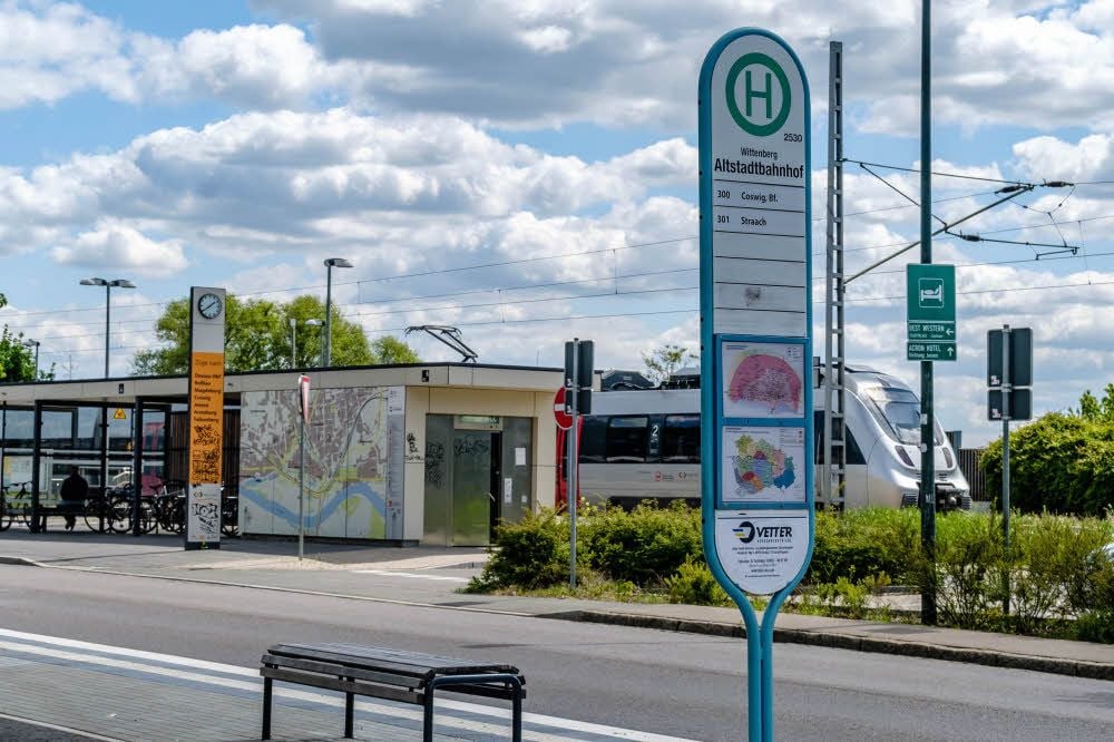 Der Wittenberger Altstadtbahnhof mit Bushaltestelle.