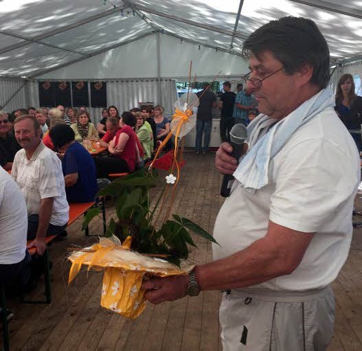 Sonntag gab es beim Dorffest in Klossa noch eine spaßige Versteigerung von gesponserten Dingen, aber auch von Gegenständen, die man loswerden wollte.