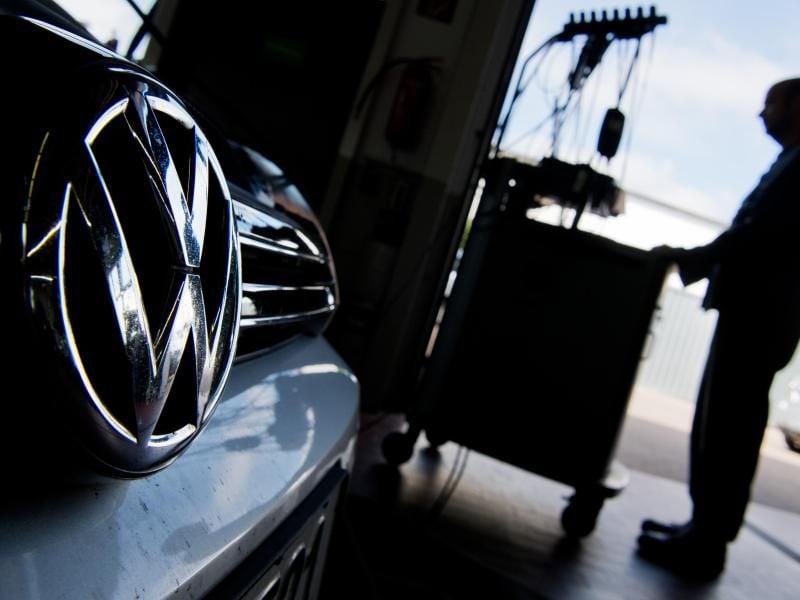 Ein Kfz-Meister lädt im Rahmen der Rückrufaktion zum Abgasskandal ein Software-Update auf einen Volkswagen Golf. Foto: Julian Stratenschulte