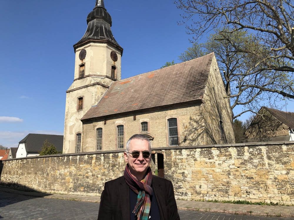 Der in Berlin praktizierende Dermatologe Berthold Rzany ist der neue Besitzer der ehemaligen Dorfkirche von Stöbnitz.