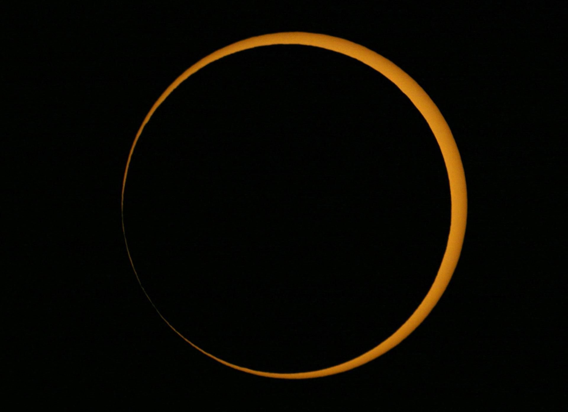 Eine ringförmige Mondfinsternis: Der Mond verdeckt die Sonne kurzzeitig, allerdings nicht komplett.
