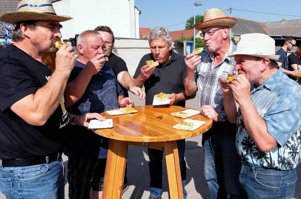 Am Vormittag findet der Speckkuchen bereits reißenden Absatz.