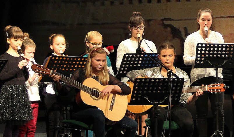 Die Schüler der Musikschule auf der Bühne im Theater.