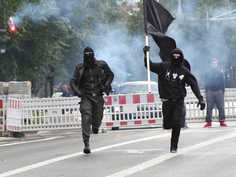 Schon mal rennen üben? Vermummte Teilnehmer eines "Autonomen Staffellaufs" sind beim Schanzenfest in Hamburg unterwegs. Foto: Bodo Marks