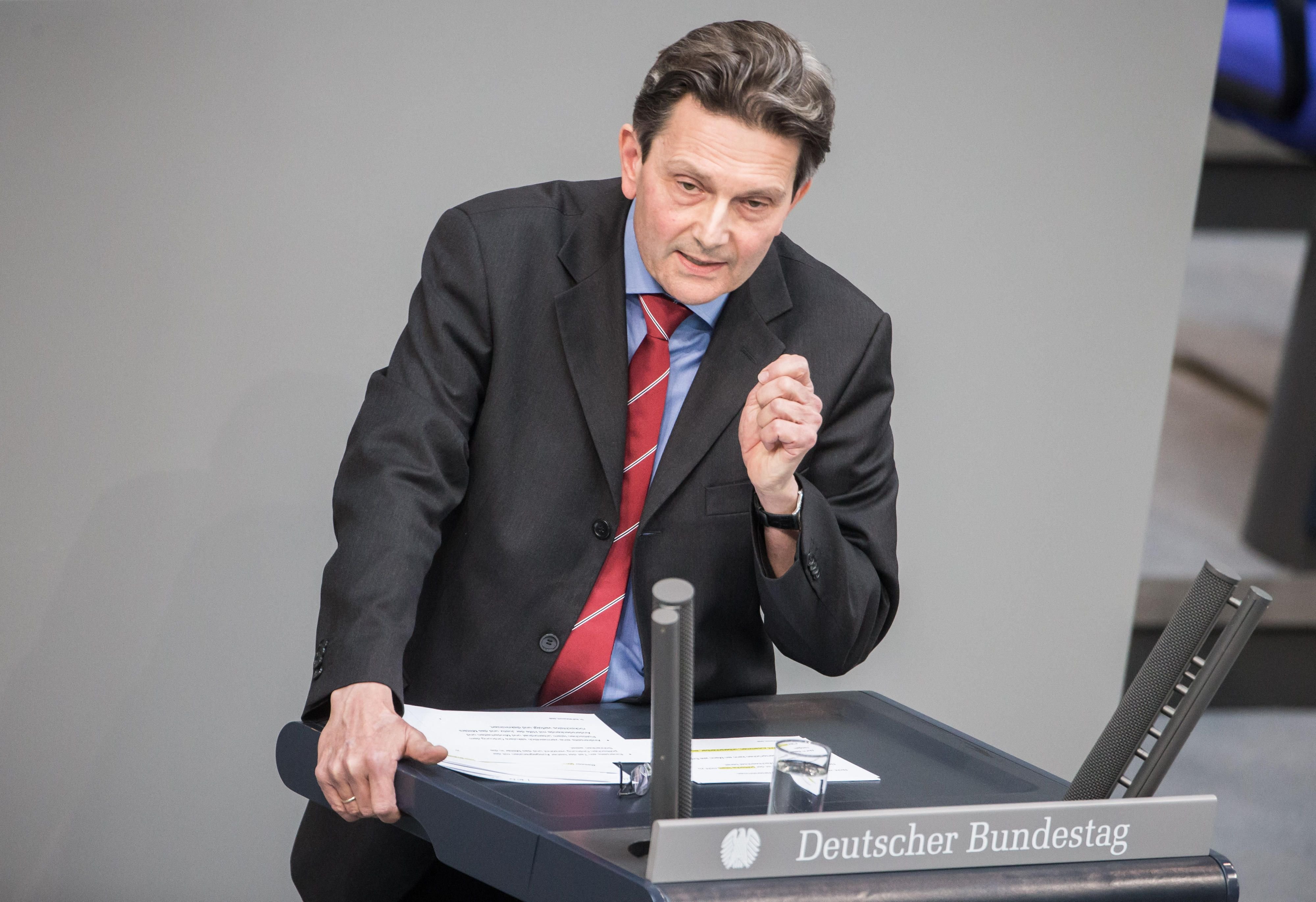 Rolf Mützenich, Stellvertretender Vorsitzender der SPD-Bundestagsfraktion, spricht bei einer Bundestagsdebatte in Berlin.