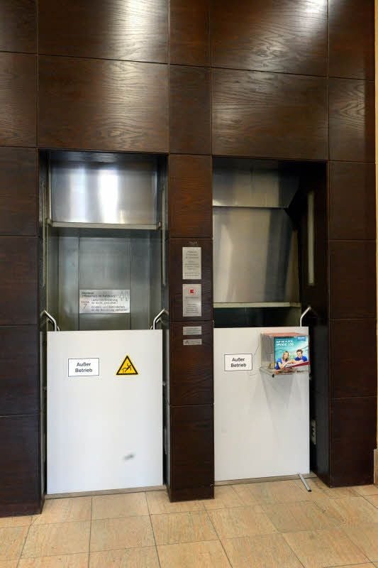 Außer Betrieb - der Paternoster steht seit fünf Jahren.