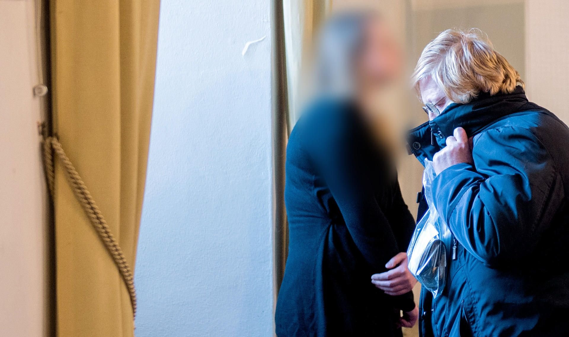 Die 68 Jahre alte angeklagte mutmaßliche "Reichsbürgerin" (r) steht neben ihrer Tochter im Saal des Amtsgerichts in Herzberg am Harz