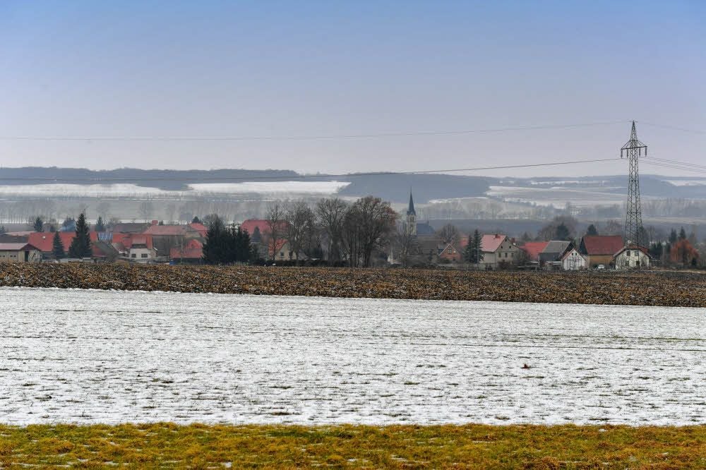 Ein Strommast bestimmt die Silhouette von Gernstedt, die neugotische Kirche aber ist ungleich markanter.