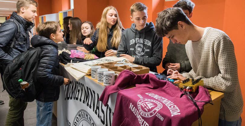 Die Schul-Klamotten gibt es in verschiedenen Farben. Der bisherige Verkaufsrenner bei den Pullovern ist burgunderrot.