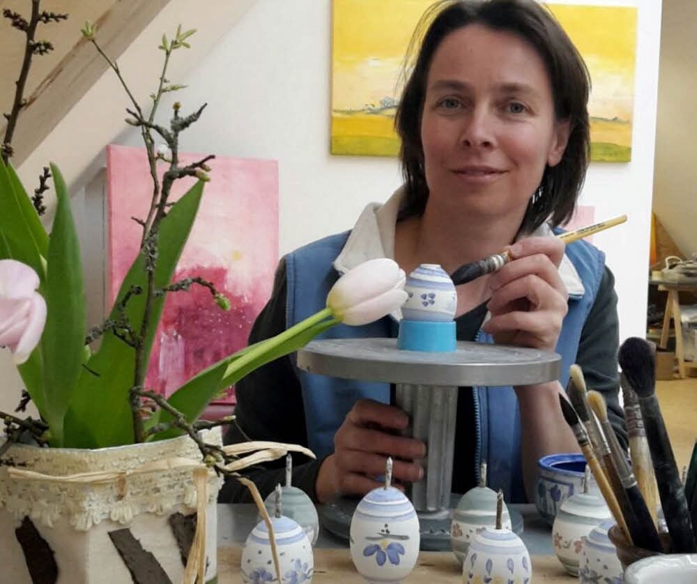 Silke Becker (Foto) und Heike Wolff laden zum Ostermarkt auf den Kunsthof in Molmerswende ein.
