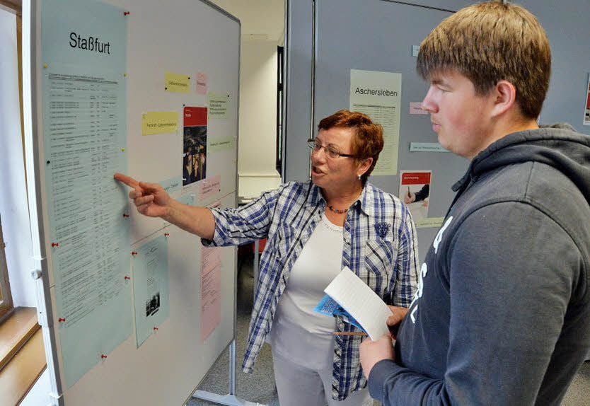 Philipp Sonnabend mit Berufsberaterin Hella Schröter.