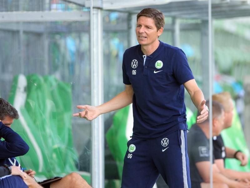 Sieht die Reise mit dem VfL Wolfsburg nach Albanien zum FC Kukesi relativ entspannt: Cheftrainer Oliver Glasner. Foto: Soeren Stache/dpa-Zentralbild/dpa
