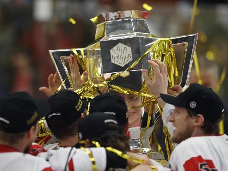 Der Saisonstart in der Champions Hockey League ist auf den 17. November verschoben worden. Foto: Petr David Josek/AP/dpa