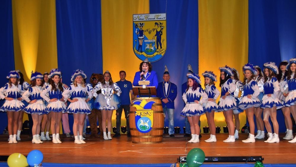 Mit der von Sandra Dessau angestimmten Hymne des Nebraer Carnevalvereins und dem Auftritt der Garde-Mädels beginnt die Prunksitzung.