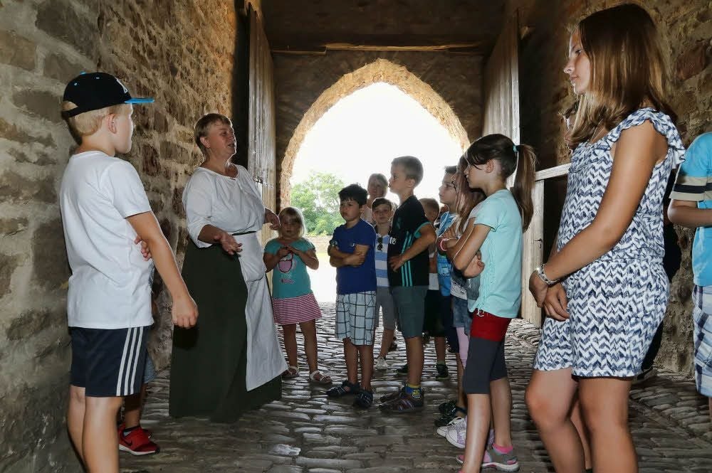 Soja Becker erzählt den Kindern vom Schulbauernhof Othal spannende Geschichten über die Allstedter Burg und das Leben im Mittelalter.