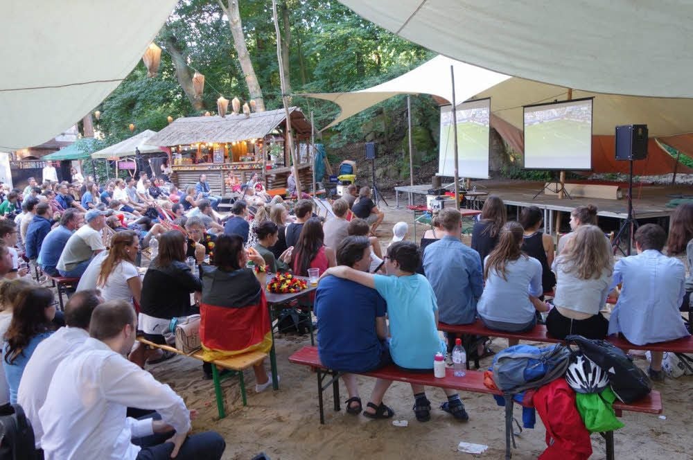 Fußballfieber gab es auch im Peißnitzhaus. Mit jedem Spiel kamen mehr Zuschauer - bis zu 500.