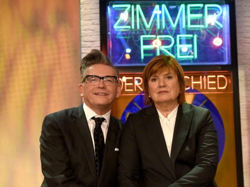 Götz Alsmann (l) und Christine Westermann (r) anch der Aufzeichnung der letzten Ausgabe der WDR Fernsehshow „Zimmer frei!”. Foto: Henning Kaiser